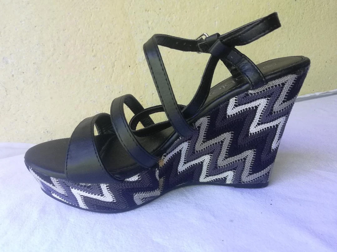 Sandalias negras de tacón compensado bicolor negro/gris talla 38-nuevas (defecto) – photo 2